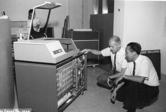 IBM于1963年开发了第一个可移动硬盘驱动器，容量为2.6 MB